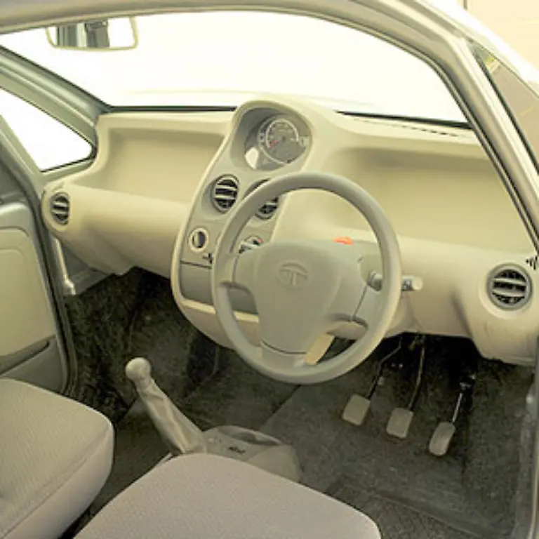 Im-Innenraum-muss-man-dennoch-auf-nette-Standards-wie-Klimaanlage-Servolenkung-oder-elektrische-Fensterheber-verzichten-Ging-ja-schliesslich-frueher-auch-ohne