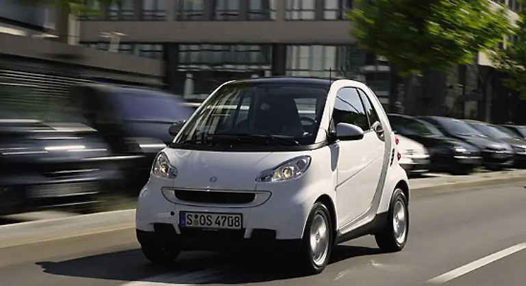 Wenn-er-kommt-tritt-der-Tata-Nano-gegen-etablierte-aber-teils-weitaus-teurere-Konkurrenz-an-Wie-den-Smart-zum-Beispiel-den-es-ab-9990-Euro-gibt