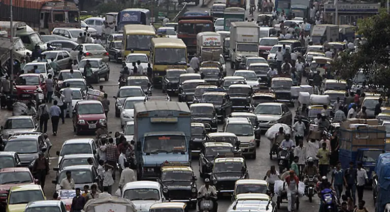 Aufgrund-der-miserablen-Infrastruktur-und-dem-dichten-Gedraenge-auf-den-Strassen-duerfte-es-zu-Kleinwagen-gar-keine-Alternative-geben