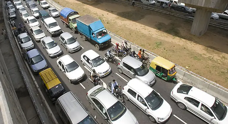 Und-schliesslich-will-sich-Indiens-rasant-wachsende-Mittelschicht-vom-Motorrad-oder-Roller-zu-vier-Raedern-weiterentwickeln