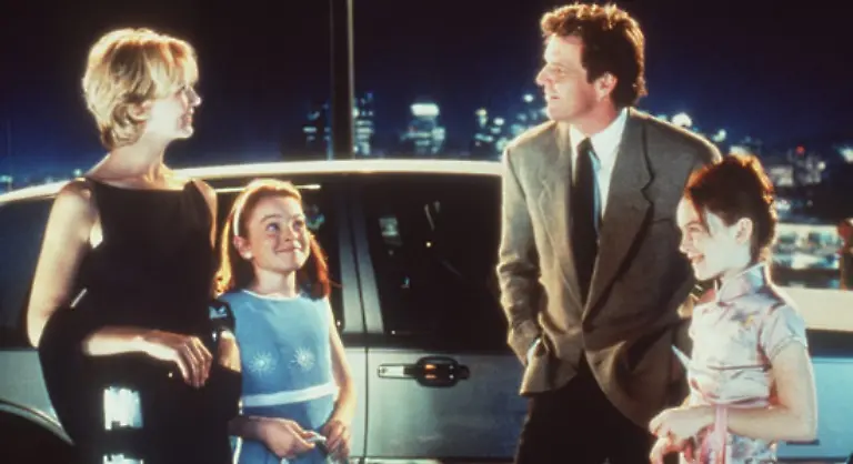 Auch-in-Familienkomoedien-trat-sie-auf-wie-hier-mit-der-doppelten-Lindsay-Lohan-und-Dennis-Quaid-in-Ein-Zwilling-kommt-selten-allein-der-Hollywood-Version-von-Kaestners-Das-doppelte-Lottchen