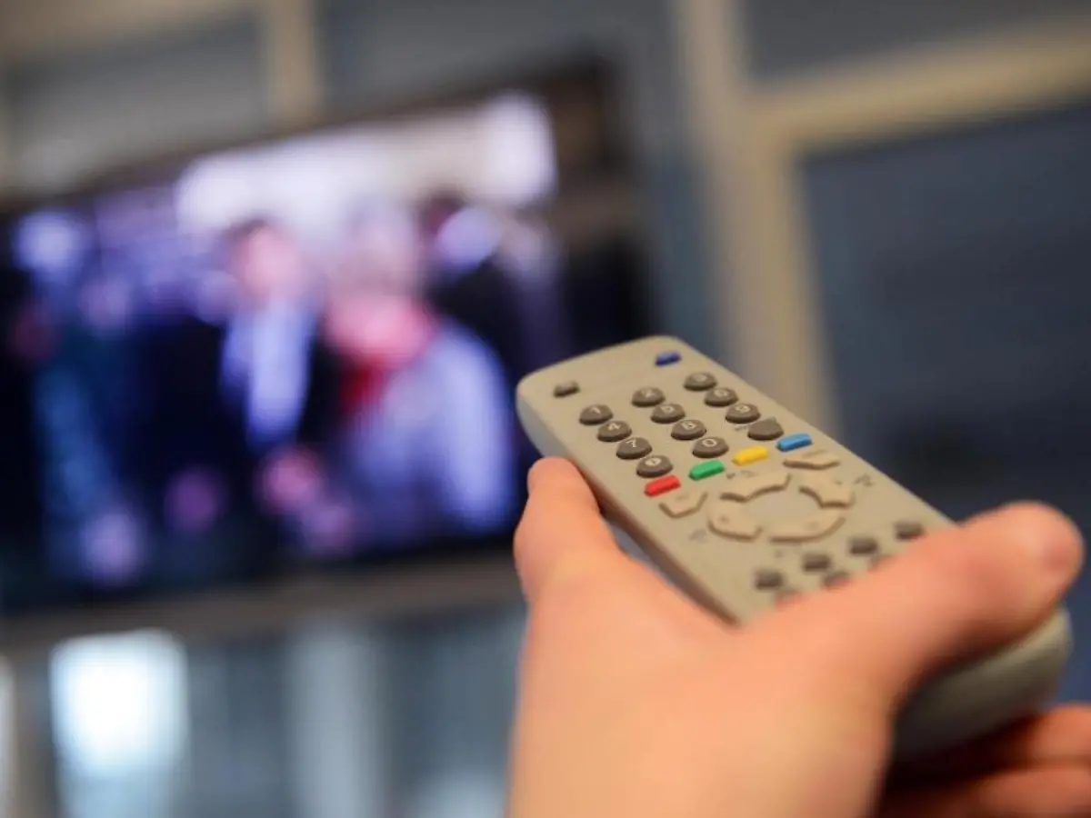 Die-Fernbedienung-wird-in-Richtung-Fernsehgeraet-gehalten