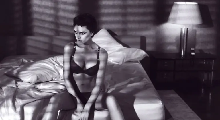 Victoria-Beckham-posiert-halbnackt-fuer-Armani