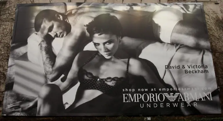 muss-auch-noch-Ehemann-David-in-lasziver-Pose-her