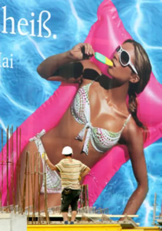 Beim-Anblick-dieser-eislutschenden-Dame-sehnt-man-sich-wohl-ebenfalls-nach-Abkuehlung