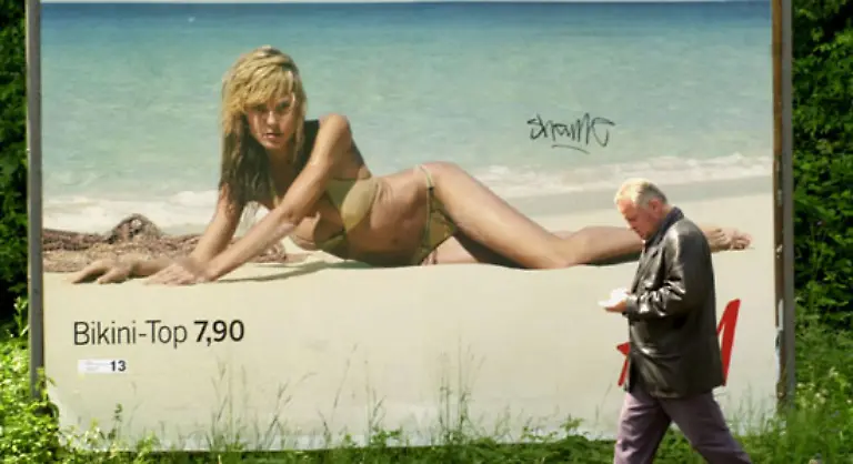 Frau-Klum-raekelt-sich-liegend