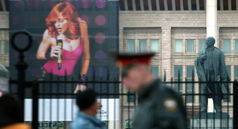 Madonna-reizend-in-Moskau-und