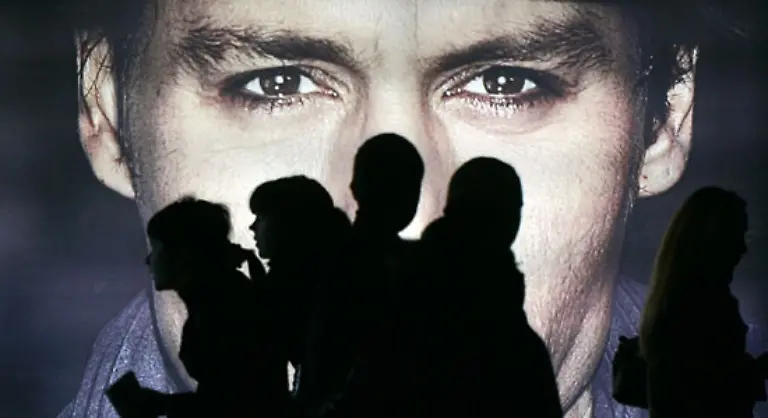 Ein-Blick-auf-maennliche-Werbung-lohnt-ebenfalls