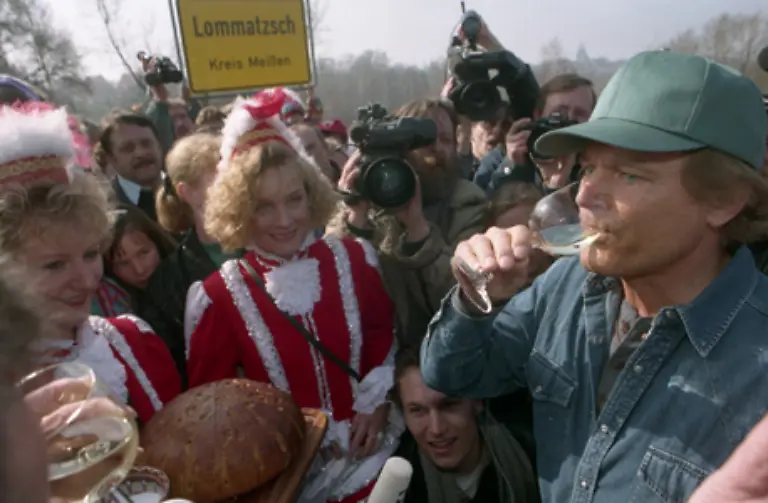 Als-er-der-erfolgsverwoehnte-Schauspieler-vor-Jahren-die-Staette-seiner-Kindheit-in-Lommatzsch-bei-Dresden-besuchte-Bild-Maerz-1995-da-konnte-er-sogar-noch-etwas-saechseln-Och-ich-kann-nich-glooben-wie-scheen-s-hier-ist