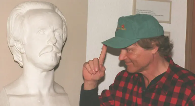 Doch-spaeter-zog-es-ihn-dann-in-den-wilden-Westen-zurueck-Kassenschlager-im-deutschen-Kino-waren-Karl-May-Verfilmungen-mit-ihm-etwa-Winnetou-2-und-Old-Surehand