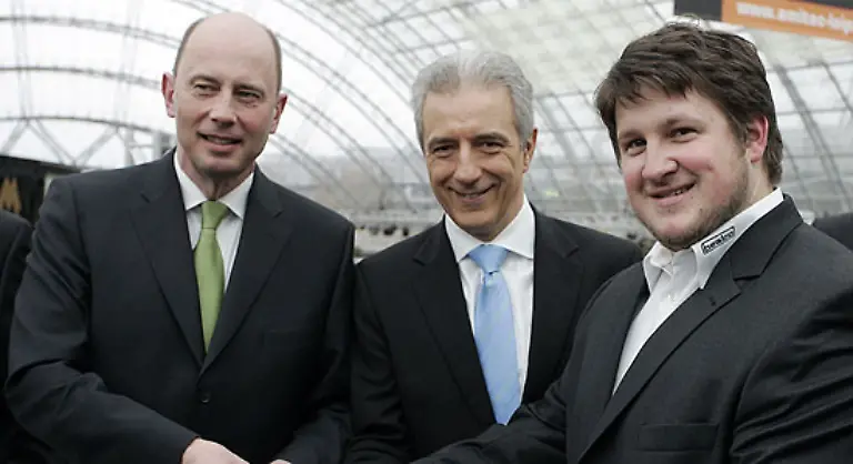 In-Leipzig-laesst-man-sich-davon-nicht-beirren-Bundesverkehrsminister-Tiefensee-l-eroeffnet-mit-Sachsens-Ministerpraesident-Tillich-und-Olympiasieger-Steiner-r-die-Autoshow