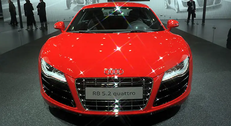 Den-ersten-Gegenbeweis-tritt-der-Audi-R8-5-2-FSI-quattro-an-Mit-525-PS-und-einer-Spitzengeschwindigkeit-von-316-km-h-ist-er-sicher-kein-sonderlich-umweltbewusstes-Auto-Vielmehr-hat-Audi-der-R8-Baureihe-mit-dem-Modell-die-Krone-aufgesetzt