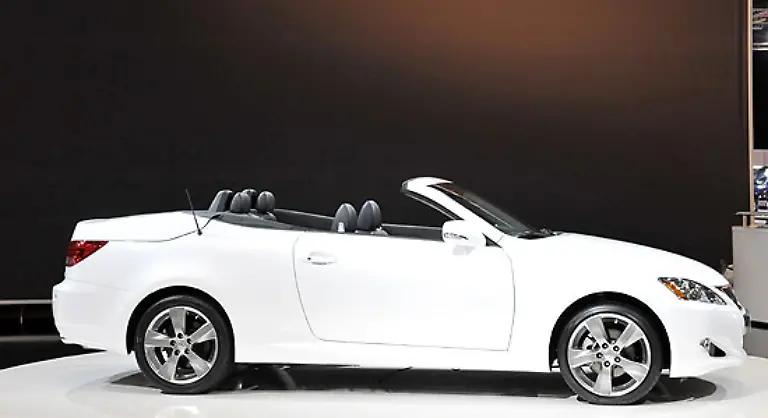 Eine-weitere-Neuheit-der-Luxusmarke-von-Toyota-ist-der-IS-250C-mit-einem-dreiteiligen-Alu-Klappdach