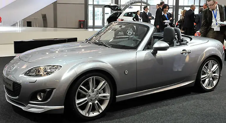 Frisch-modellgeflegt-stellt-sich-der-Mazda-MX-5-vor-Der-Roadster-Klassiker-wurde-in-seiner-dritten-Generation-mit-leichten-Retuschen-versehen-und-soll-so-sportlicher-wirken