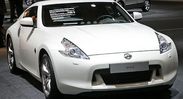 Ein-Power-Paket-zeigt-Nissan-auf-der-AMI-Der-370Z-beerbt-den-350Z-hat-aber-3-7-Liter-Hubraum-und-bringt-331-PS-mit-Damit-stellt-er-seinen-Vorgaenger-deutlich-in-den-Schatten-duerfte-aber-gleichzeitig-wieder-eine-richtig-spassige-Heckschleuder-bieten