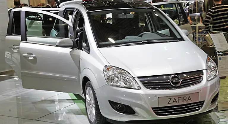 Der-Opel-Zafira-hat-als-weltweit-erstes-Auto-einen-Turbo-Erdgasmotor-an-Bord-150-PS-leistet-das-Aggregat-Daneben-sind-einige-Sondermodelle-wegen-des-110-Geburtstages-der-Marke-ausgestellt