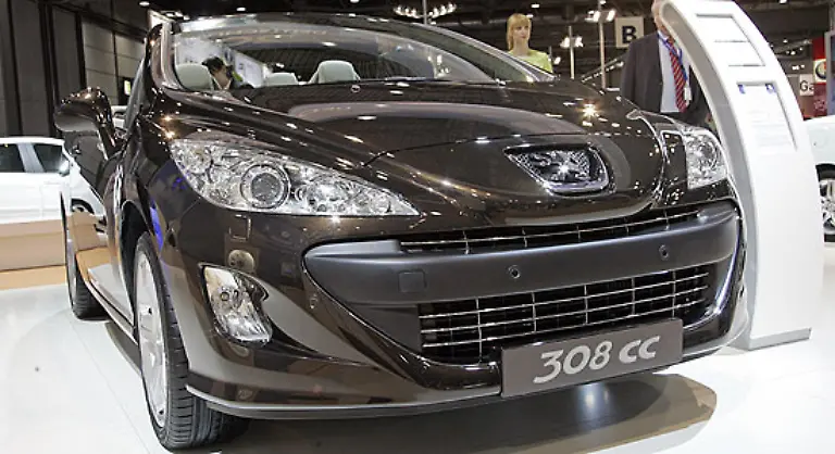 Puenktlich-zum-Sommer-bringt-Peugeot-mit-dem-308-CC-ein-formschoenes-Cabrio-auf-den-Markt-Im-Gegensatz-zum-Vorgaenger-ist-das-Heck-deutlich-ansehnlicher-geworden-Natuerlich-hat-der-Peugeot-ein-Metall-Klappdach