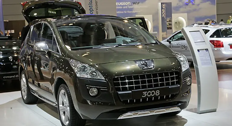 Erstmals-in-Deutschland-zu-sehen-ist-der-3008-Er-ist-eine-Mischung-zwischen-Van-und-SUV-Mit-diesem-Mix-soll-er-Familien-ueberzeugen-Ein-modulares-Kofferraumkonzept-erlaubt-drei-verschiedene-Ladeebenen