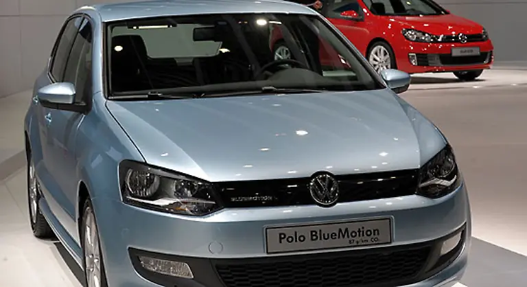 Natuerlich-ein-Highlight-und-auch-eine-Deutschlandpremiere-ist-der-VW-Polo-Der-Kleinwagen-kommt-fuer-die-Wolfsburger-gerade-zur-rechten-Zeit-Als-BlueMotion-soll-er-unter-vier-Liter-verbrauchen-Allerdings-ist-erst-Ende-Juni-Auslieferung