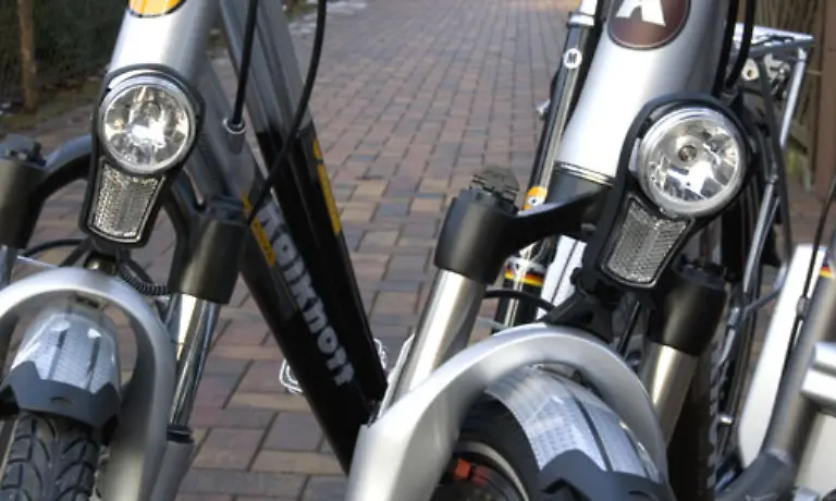 Mit-einem-Standlicht-vorn-kann-komischerweise-nur-das-Fahrrad-links-aufwarten