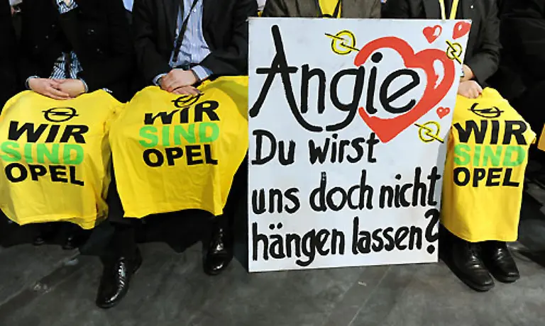 Auch-aus-der-ersten-Reihe-leuchtet-Merkel-die-gelbe-Signalfarbe-entgegen-Die-Erwartungen-sind-hoch-die-Stimmung-emotional