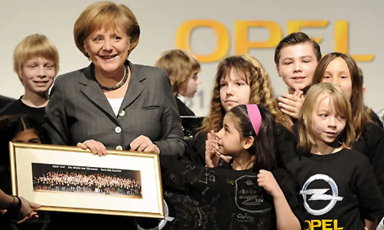Merkel-spricht-in-Ruesselsheim-davon-die-Bemuehungen-zur-Rettung-des-angeschlagenen-Autobauers-Opel-verstaerken-zu-wollen