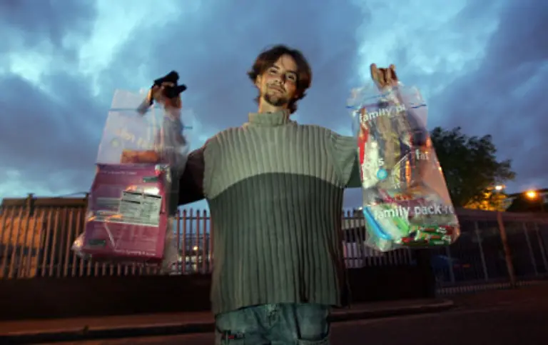 Finanzielle-Not-macht-erfinderisch-Wenn-nichts-mehr-geht-schaut-man-wo-man-das-Lebensnotwendigste-ohne-Geld-organisiert-Was-frueher-nur-eine-vergleichsweise-kleine-Gruppe-sogenannter-Freeganer-aus-politischer-Ueberzeugung-betrieben-hat-machen