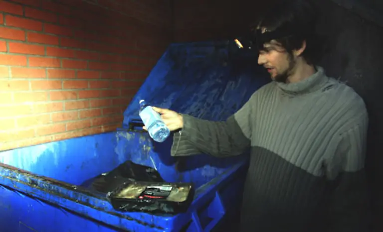 Freeganer-besorgen-sich-ihre-Lebensmittel-aus-dem-Abfall-fragen-aber-auch-Haendler-und-Geschaefte-nach-abgelaufenen-Produkten-die-diese-oft-bereitwillig-abgeben-Verbraucht-wird-der-ganze-Muell-der-Gesellschaft-nicht-nur-Lebensmittel-sondern-auch-Kleidung-und-Moebel