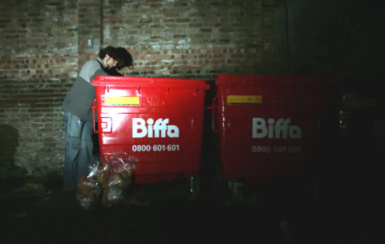 Anders-als-Obdachlose-Bettler-und-sonstige-Beduerftige-die-ebenfalls-nach-Ausrangiertem-oder-Weggeworfenem-suchen-sind-Freeganer-nicht-in-einer-finanziellen-Notlage-durch-Arbeitslosigkeit-Krankheit-oder-Armut