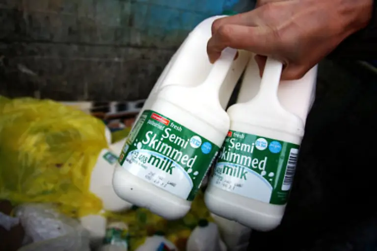 unbedenklich-verzehrbar-und-geschmacklich-voellig-akzeptabel-sind-Was-nicht-verkauft-wird-kommt-auf-den-Muell-weil-Platz-geschaffen-werden-muss-fuer-die-neue-Ware-am-naechsten-Morgen