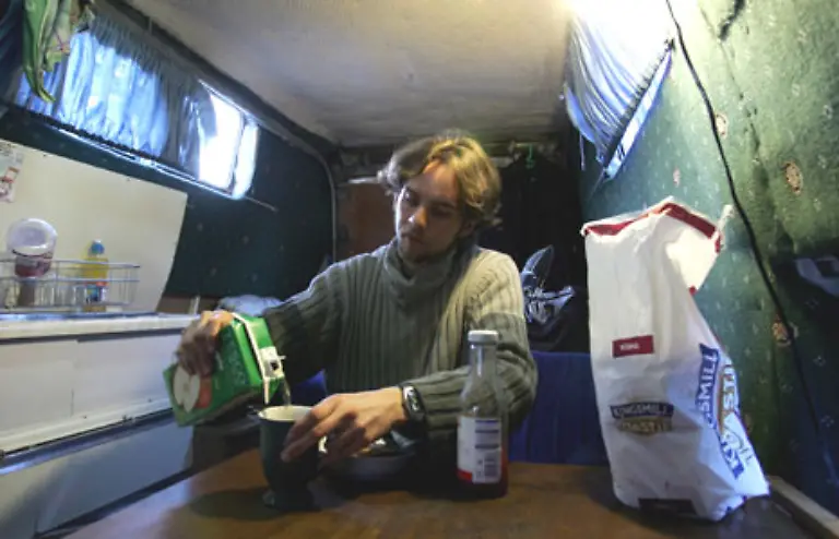 Der-Freeganismus-Trend-stammt-urspruenglich-aus-New-York-und-breitete-sich-von-da-immer-weiter-aus-Heute-gibt-es-geschaetzte-zwei-bis-viertausend-Freeganer-in-New-York-Seinen-Ursprung-hat-der-Freeganismus-in-einer-globalisierungskritischen-Bewegung