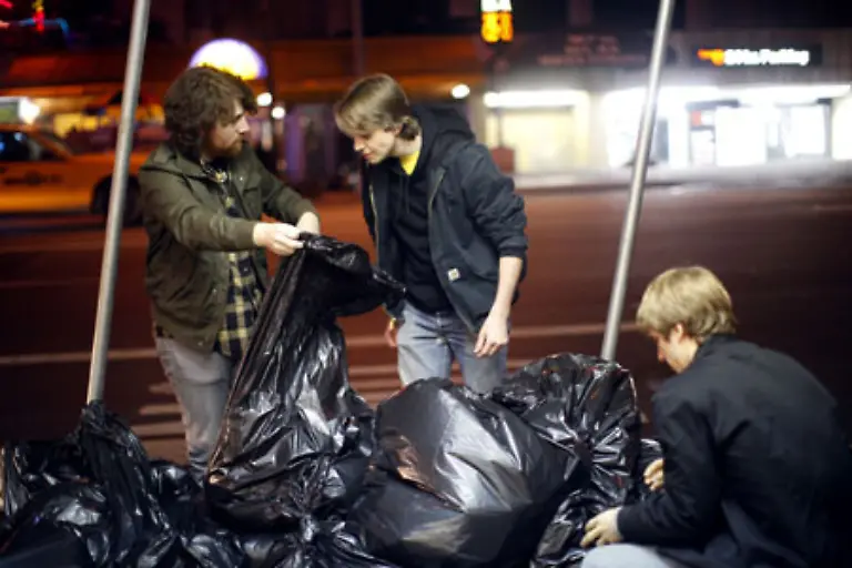 ebenso-wie-Aerger-sollen-vermieden-werden-Mit-dem-Verzicht-auf-Tierprodukte-nehmen-es-dabei-nicht-alle-Freeganer-so-ernst-Immer-haeufiger-schliessen-sich-normale-Passanten-den-Freeganern-auf-ihren-spaetabendlichen-Touren-an