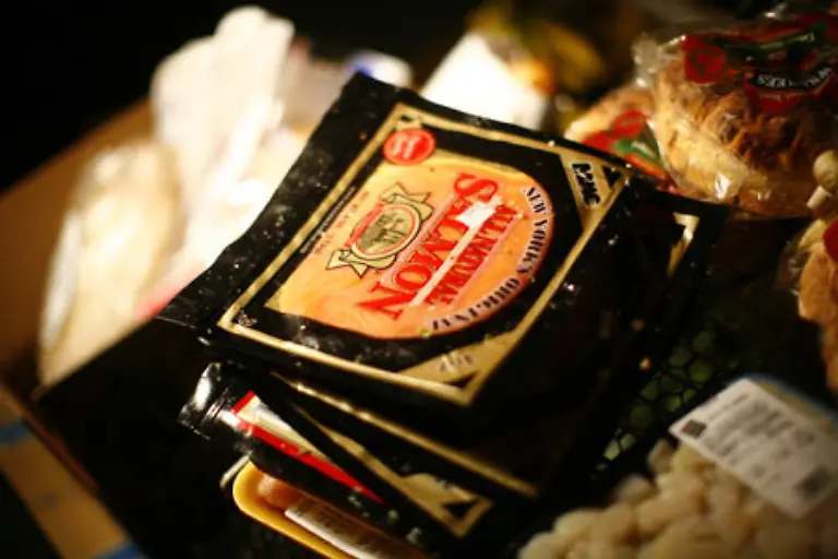 In-Zeiten-der-Wirtschaftskrise-ist-es-oft-die-blanke-Not-die-Ottonormalverbraucher-aber-nicht-mehr-verdiener-zu-Muelltonnen-Shoppern-werden-lassen