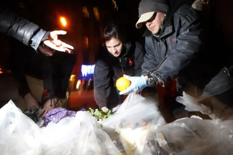 Die-ersten-Supermaerkte-haben-auf-diesen-Trend-reagiert-Container-werden-jetzt-abgeschlossen-Uebrigens-ist-es-in-Deutschland-so-dass-die-Ware-auch-noch-in-der-Tonne-einen-rechtmaessigen-Besitzer-hat