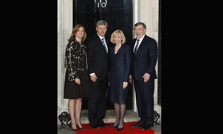 Kanada-Im-Bild-begruesst-Premier-Brown-ganz-rechts-an-der-Seite-seiner-Frau-Sarah-den-kanadischen-Premier-Stephen-Harper-mit-Gattin-Laureen