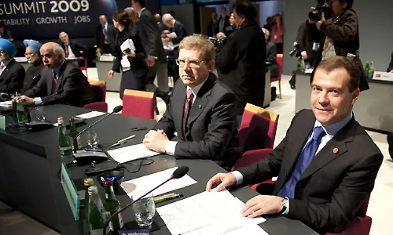 133-Russland-rechts-am-Tisch-Praesident-Dimitri-Medwedew-133
