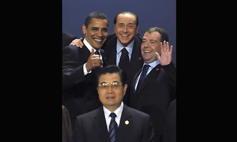 133-die-USA-Praesident-Barack-Obama-mit-erhobenem-Daumen-und-133