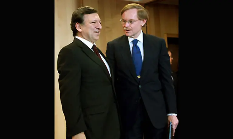 Mit-am-Konferenztisch-sitzen-Weltbank-Chef-Robert-Zoellick-rechts-und