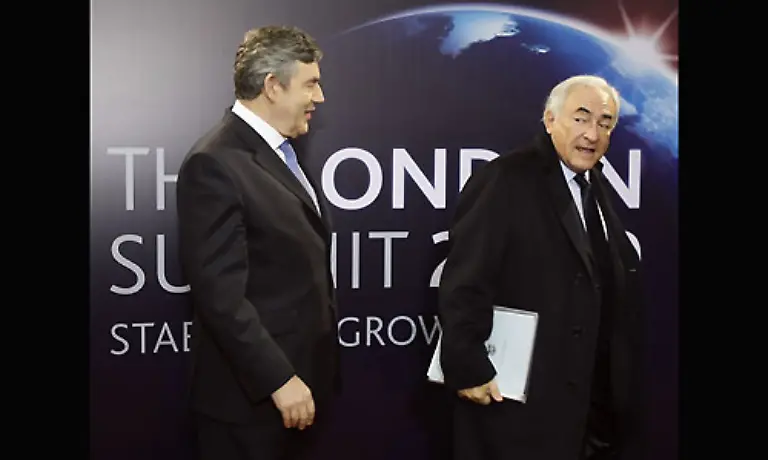Dominique-Strauss-Kahn-rechts-der-den-Internationalen-Waehrungsfonds-IWF-vertritt