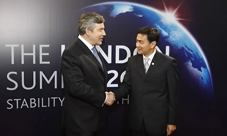 Als-Vertreter-der-Asean-Staaten-begruesst-Brown-ausserdem-Abhisit-Vejjajiva-hauptberuflich-eigentlich-Premierminister-in-Thailand