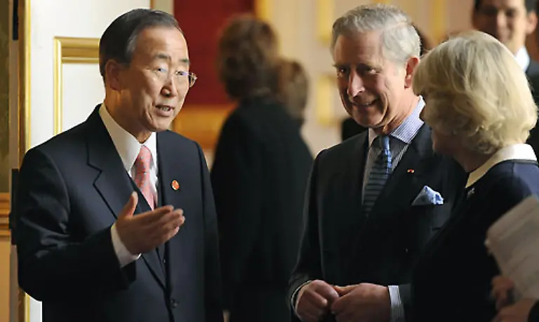 Ban-Ki-moon-seines-Zeichens-Generalsekretaer-der-Vereinten-Nationen-hier-im-Gespraech-mit-dem-britischen-Thronfolger-Prinz-Charles-und-seiner-Frau-Camilla-der-Herzogin-von-Cornwall