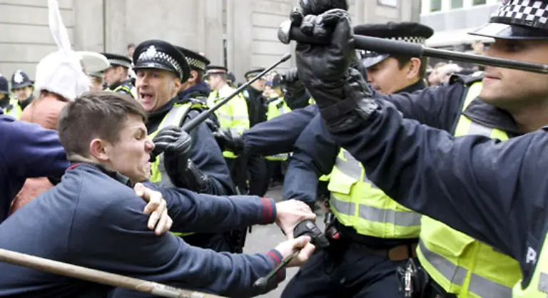 Mit-lauten-Sprechchoeren-wie-Stuermt-die-Bank-oder-Schande-ueber-Euch-ziehen-tausende-Demonstranten-durch-das-Londoner-Bankenviertel