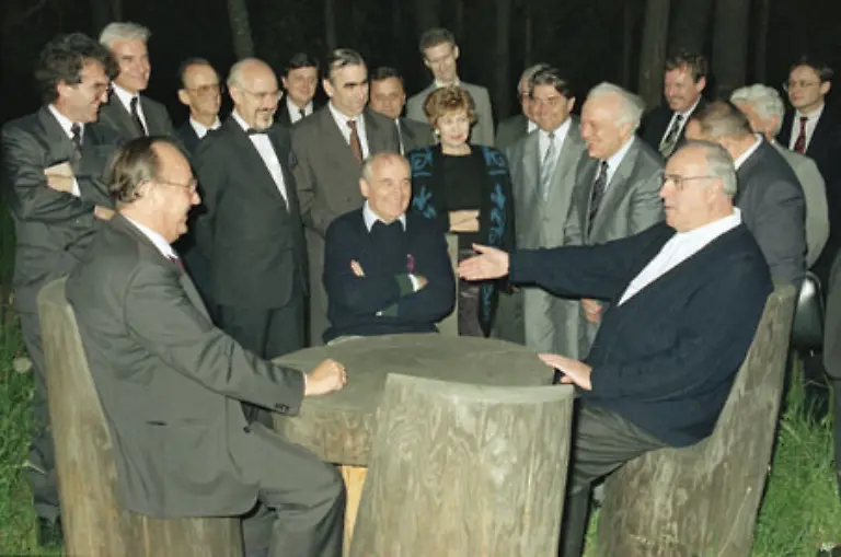 Bereits-am-8-Juni-1990-erklaeren-die-NATO-Aussenminister-ihre-Entschlossenheit-die-historische-Chance-zu-ergreifen-die-sich-aus-den-grundlegenden-Veraenderungen-in-Europa-ergibt