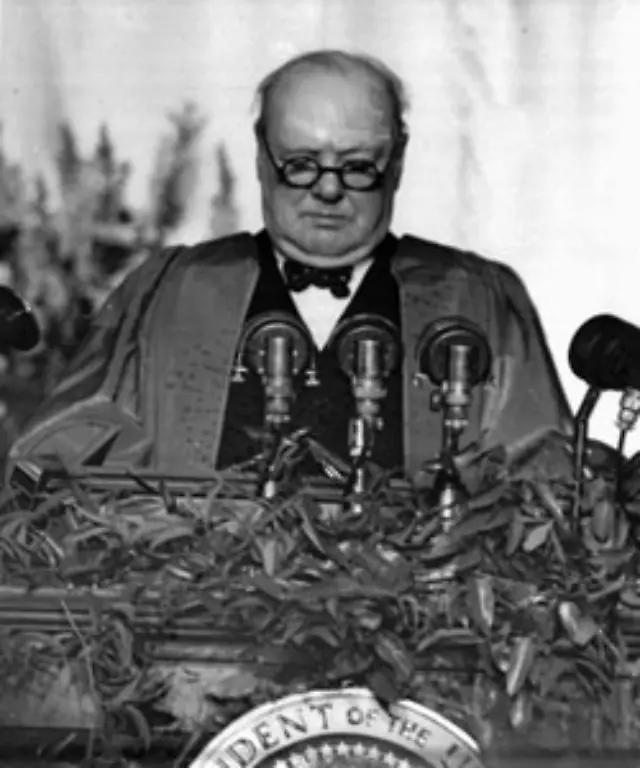 Ein-Schatten-ist-auf-die-Erde-gefallen-die-erst-vor-kurzem-durch-den-Sieg-der-Alliierten-hell-erleuchtet-worden-ist-Niemand-weiss-was-Sowjetrussland-und-die-kommunistische-internationale-Organisation-in-der-naechsten-Zukunft-zu-tun-gedenken