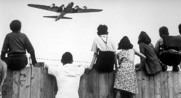 Der-Eiserne-Vorhang-teilt-fortan-die-Welt-Der-Kalte-Krieg-tritt-spaetestens-seit-der-Berliner-Blockade-im-Sommer-1948-immer-klarer-zutage