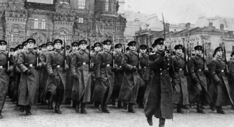 Die-Angst-vor-der-Roten-Armee-die-in-Friedenszeiten-noch-immer-aus-rund-vierheinhalb-Millionen-Soldaten-besteht-laesst-die-westeuropaeischen-Staaten-zusammenruecken