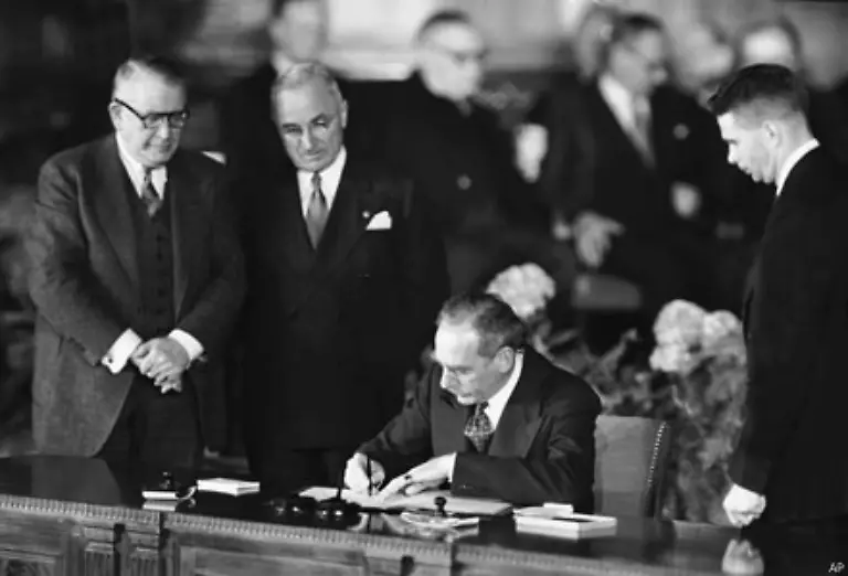 Am-4-April-1949-unterzeichnen-Frankreich-Grossbritannien-Belgien-die-Niederlande-Luxemburg-Daenemark-Island-Italien-Norwegen-und-Portugal-sowie-Kanada-und-die-USA-den-Nordatlantikvertrag-zur-Gruendung-der-NATO