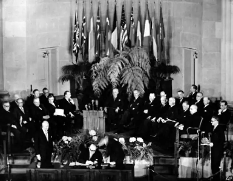 Kern-des-Vertrags-ist-der-Artikel-5-Die-Parteien-vereinbaren-dass-ein-bewaffneter-Angriff-gegen-eine-oder-mehrere-von-ihnen-in-Europa-oder-Nordamerika-als-ein-Angriff-gegen-sie-alle-angesehen-wird