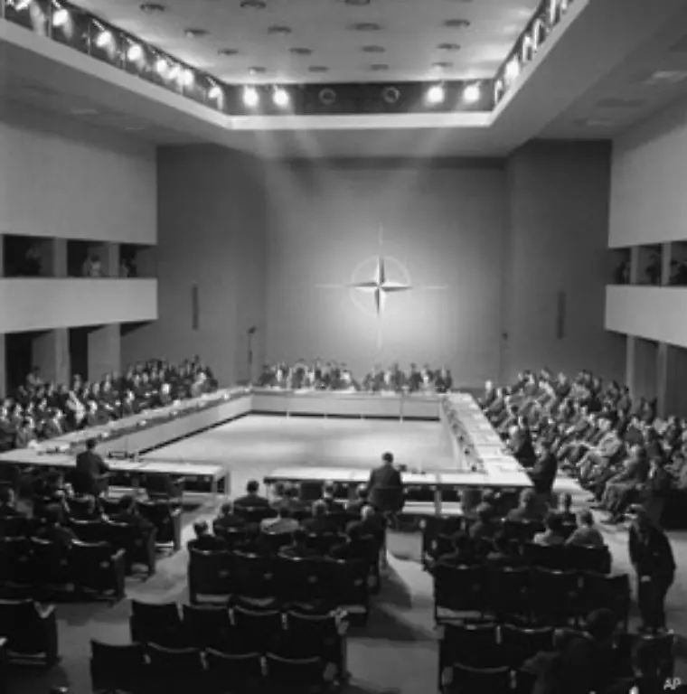 Der-Alliierte-Kommandobereich-Europa-nimmt-1952-seine-Arbeit-in-Rocquencourt-bei-Paris-auf-Ein-Jahr-spaeter-wird-das-Hauptquartier-des-Obersten-Alliierten-Befehlshabers-Atlantik-in-Norfolk-in-den-USA-eroeffnet