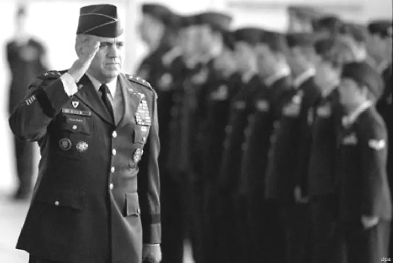 Oberster-Befehlshaber-der-NATO-Streitkraefte-ist-ein-amerikanischer-Vier-Sterne-General-der-zugleich-als-Oberkommandierender-der-US-Streitkraefte-in-Europa-dient